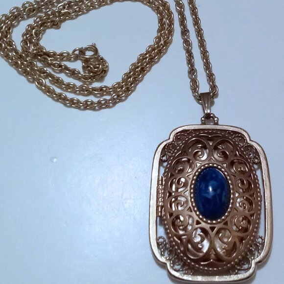 VINTAGE AVON GOLD TONE FILIGREE PENDANT LOCKET NECKLACE / BLUE LAPIS - Picture 1 of 6